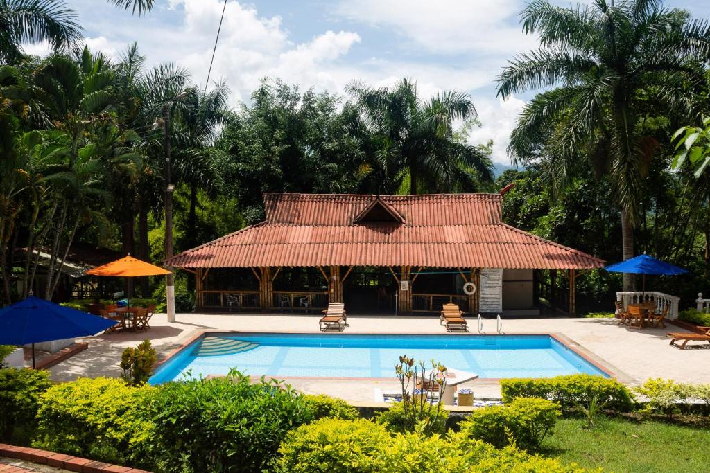 Bazén v ubytování Ikara Hotel Campestre Villeta nebo v jeho okolí