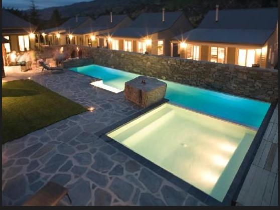 una piscina por la noche en una casa en (18) Cardrona Valley Studio Apartment, en Cardrona