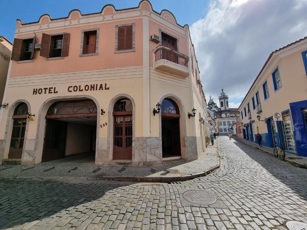 un bâtiment sur le côté d'une rue pavée dans l'établissement Hotel Colonial, à São João del Rei