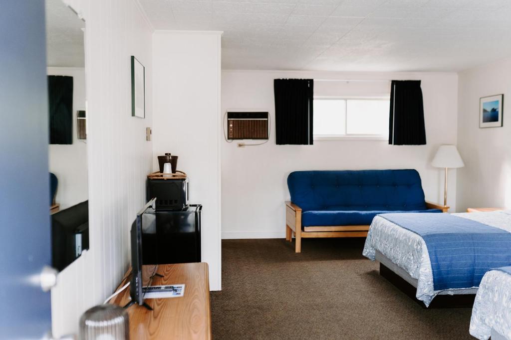 Blue Moon Motel photo