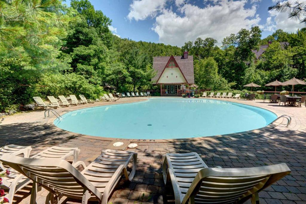 Bazén v ubytování Le Plateau by Tremblant Vacations nebo v jeho okolí