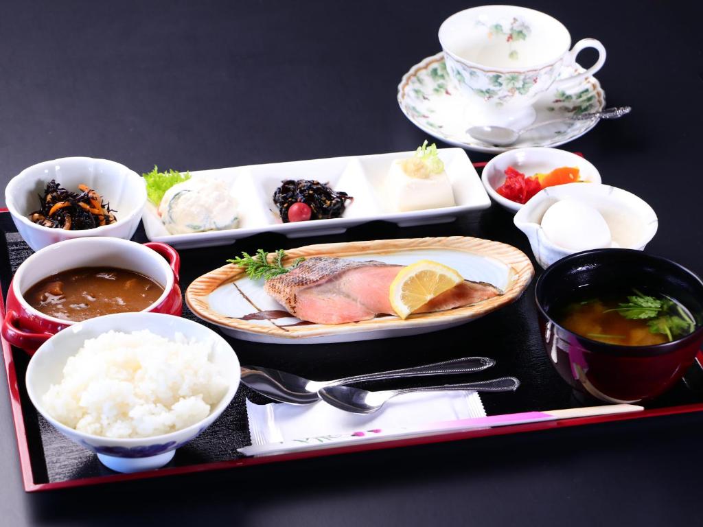 ホテルの敷地内または近くでの食事または食べ物