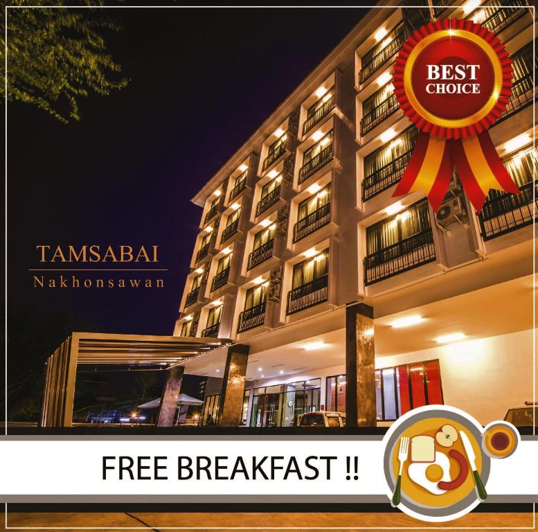 Tamsabai hotel في ناخون صوان: مبنى امامه لافته