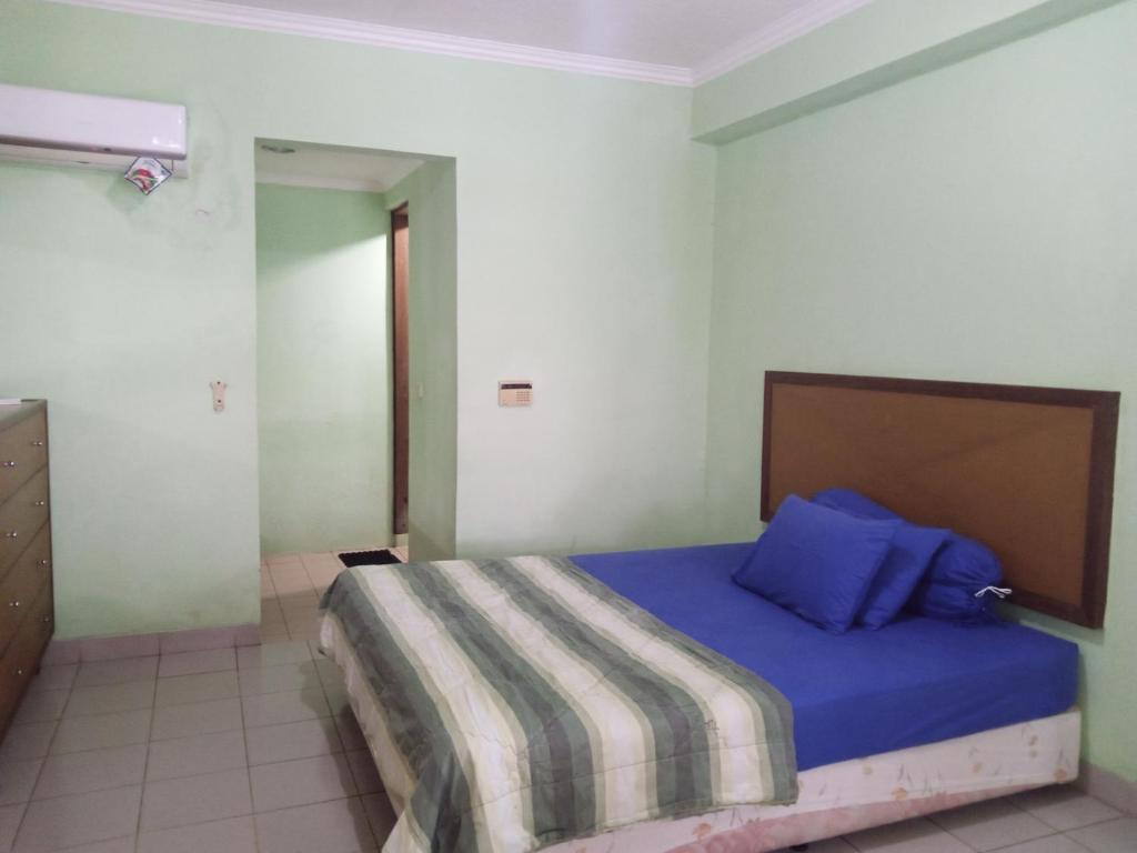 Postel nebo postele na pokoji v ubytování PENGINAPAN KONDOMINIUM CARITA - PAK BoS