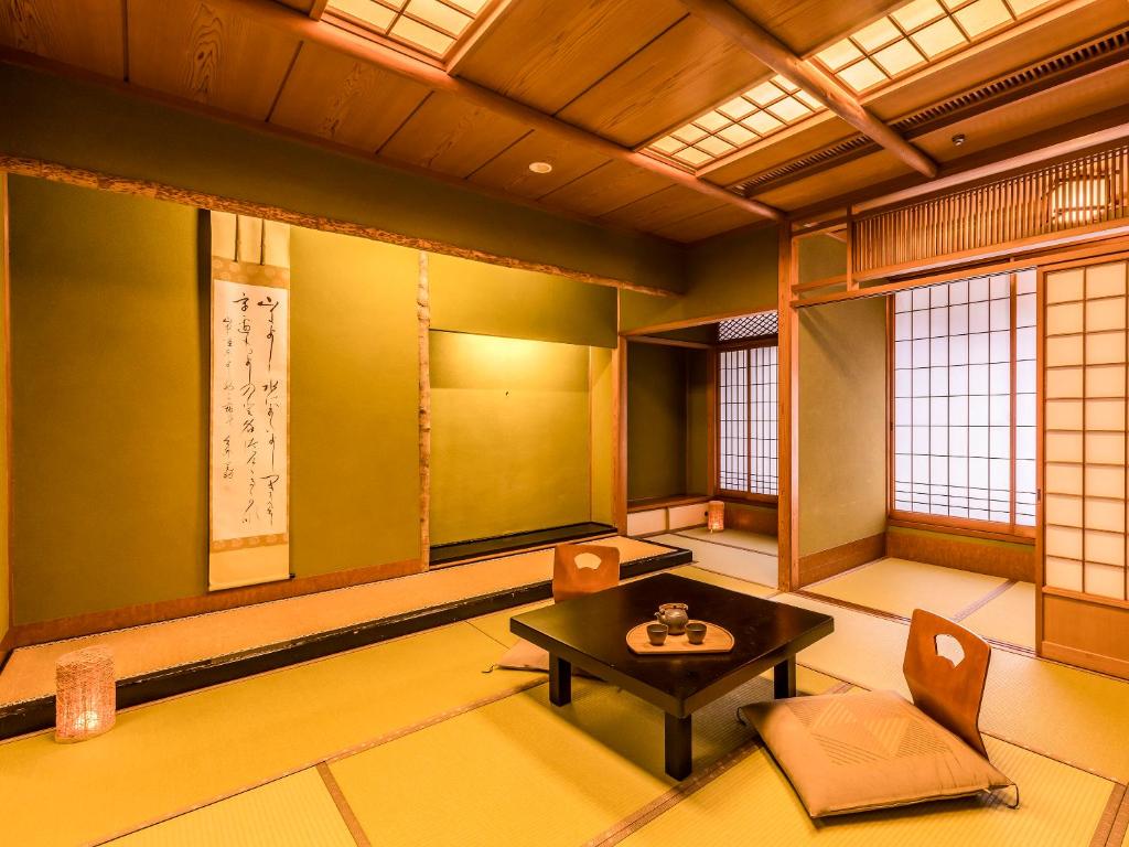 Posezení v ubytování Ooedo Onsen Monogatari Premium Yoshinoya Irokuen