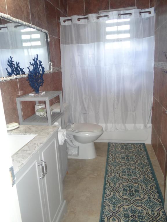 Kamar mandi di Rollezz Villas Beach Resort