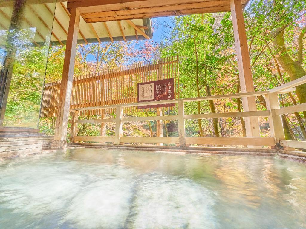 Bazén v ubytování Ooedo Onsen Monogatari Premium Yoshinoya Irokuen nebo v jeho okolí