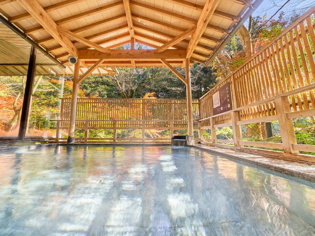 Bazén v ubytování Ooedo Onsen Monogatari Premium Yoshinoya Irokuen nebo v jeho okolí