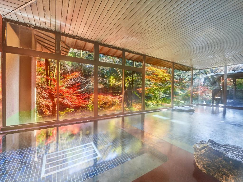 Bazén v ubytování Ooedo Onsen Monogatari Premium Yoshinoya Irokuen nebo v jeho okolí