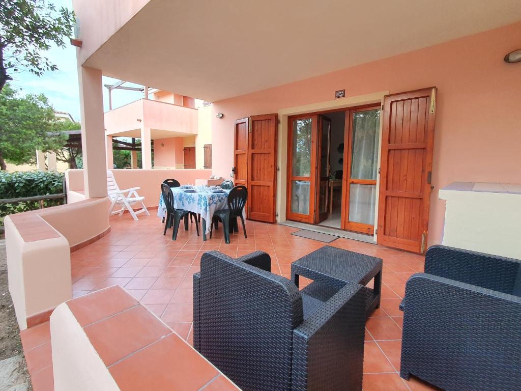 un patio con mesa y sillas en una casa en Rena Majore casa vacanze IL CORBEZZOLO, en Rena Majore