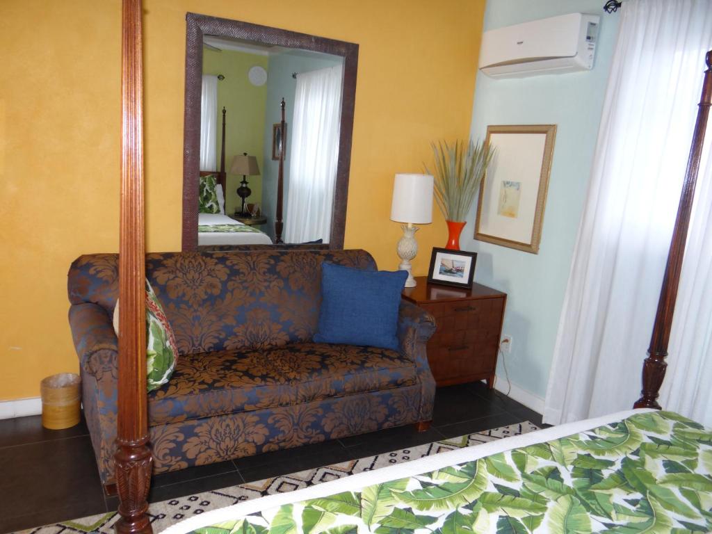 Area tempat duduk di Rollezz Villas Beach Resort
