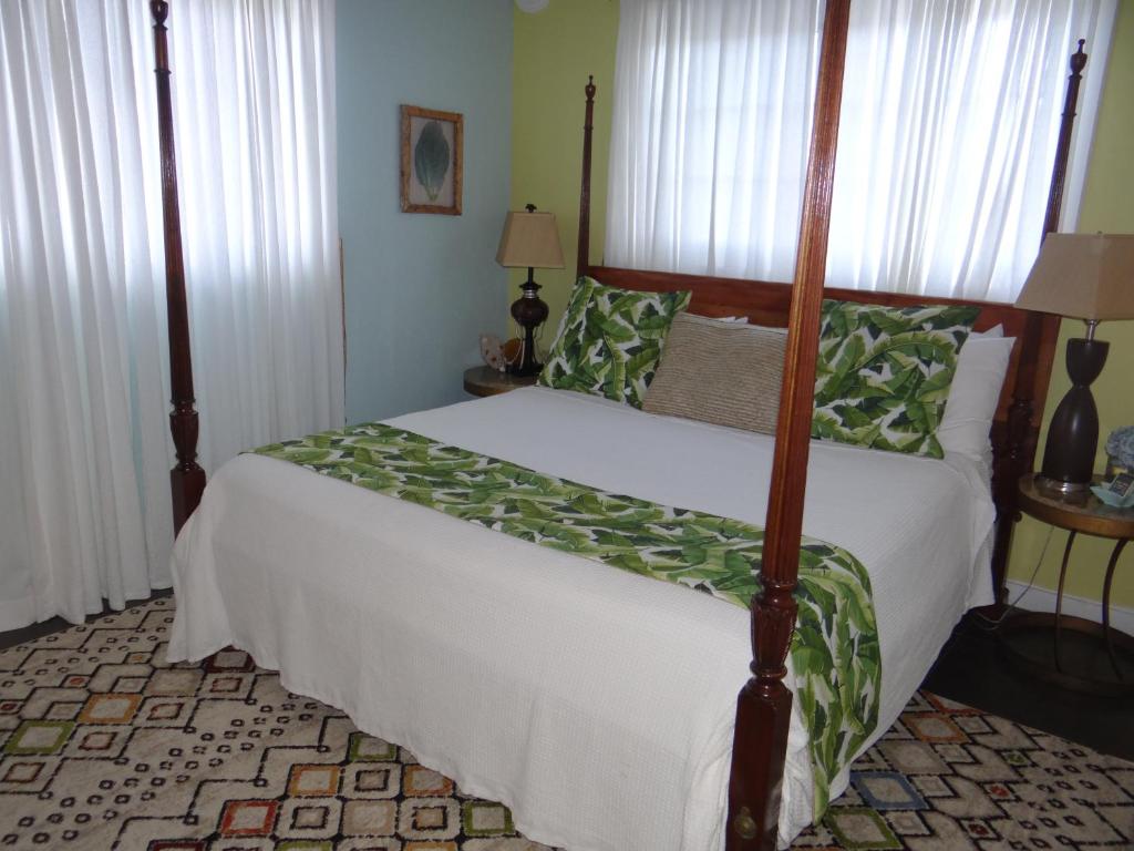 Tempat tidur dalam kamar di Rollezz Villas Beach Resort