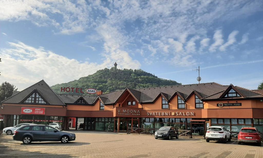 Nespecifikovaný výhled na hory nebo výhled na hory při pohledu z hotelu