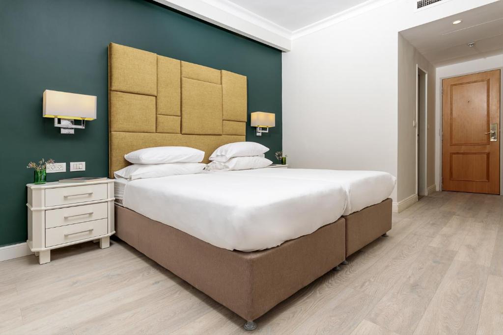 Postel nebo postele na pokoji v ubytování Ye'arim Hotel