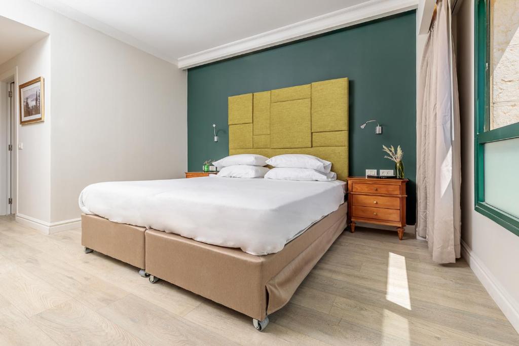 Postel nebo postele na pokoji v ubytování Ye'arim Hotel