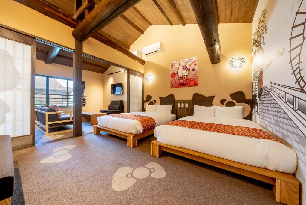 Dos camas en una habitación de hotel con una habitación en RESI STAY NISHIKI en Kyoto
