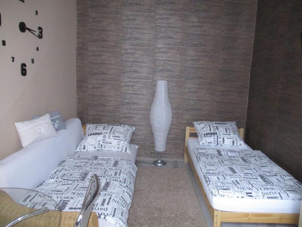 Postel nebo postele na pokoji v ubytování Ferencesek apartman