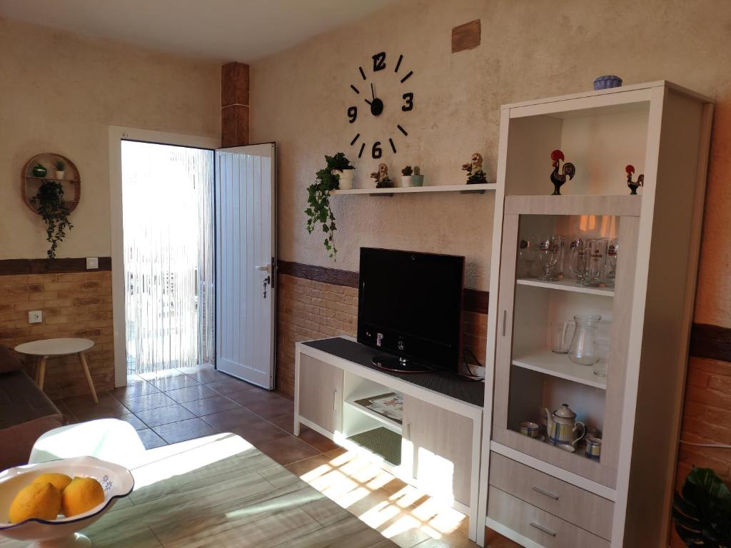 sala de estar con TV de pantalla plana y TV en Apartamento Fez playa de la barrosa, en Chiclana de la Frontera