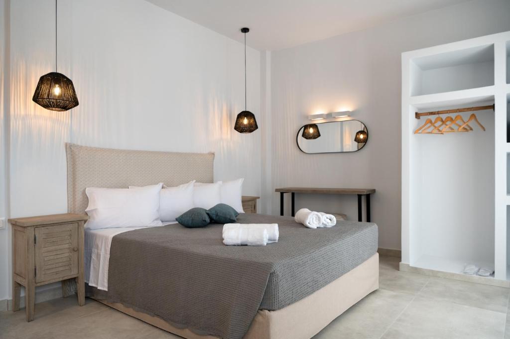 Postel nebo postele na pokoji v ubytování Drios Luxury Studios