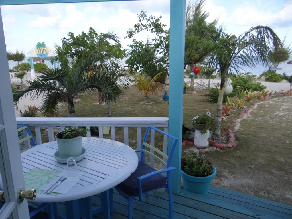 Kebun di luar Rollezz Villas Beach Resort