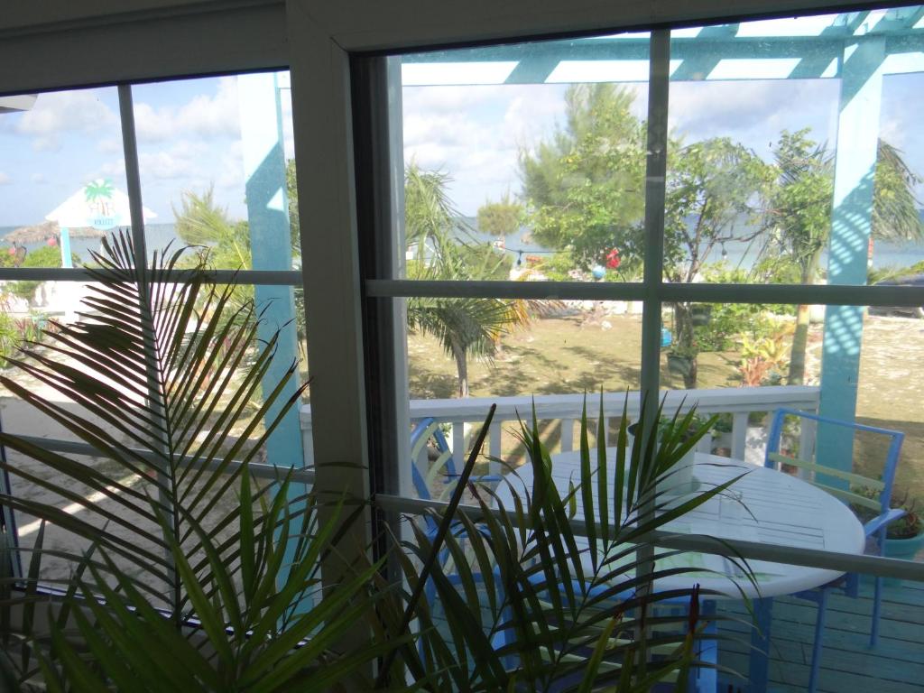 Balkon atau teras di Rollezz Villas Beach Resort