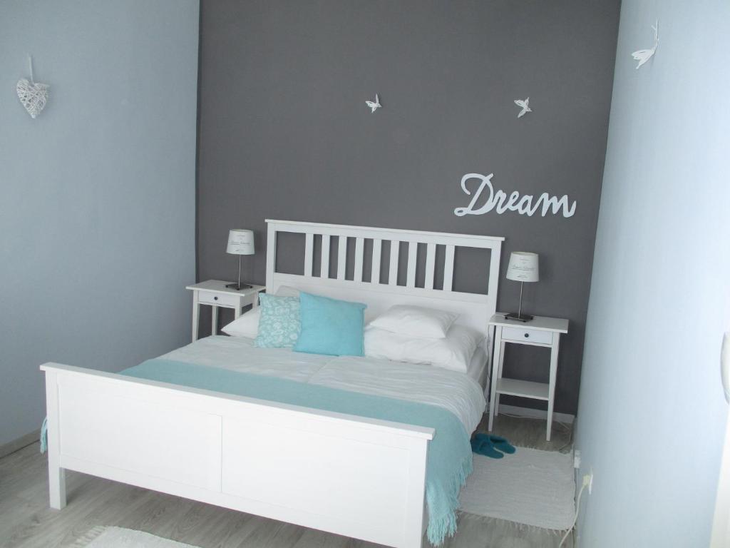 Postel nebo postele na pokoji v ubytování Ferencesek apartman