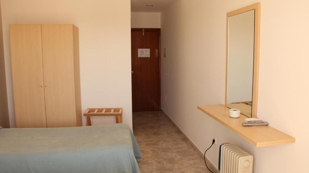 Postel nebo postele na pokoji v ubytování Hostal Sa Prensa