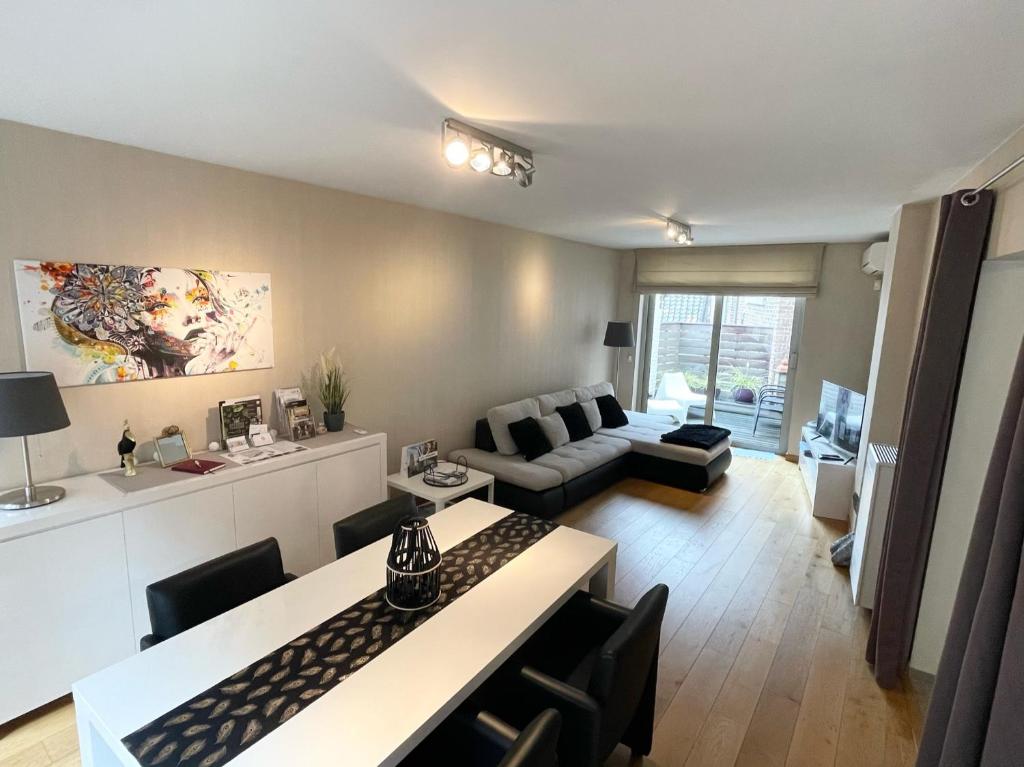 een woonkamer met een bank en een tafel bij Gallo Appartement & Duplex Tongeren centrum in Tongeren