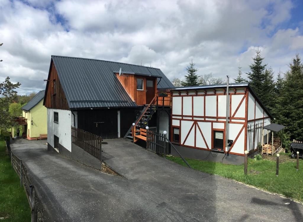a barn with a house on the side of it at Ferienwohnung Julia in Hohnstein