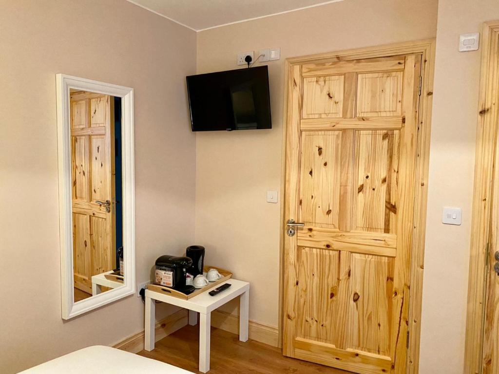 TV a/nebo společenská místnost v ubytování Feeney's Audubon Lodge