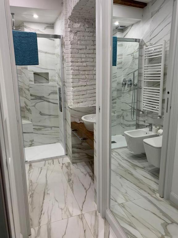 A bathroom at Elegant Suite in Milan Center