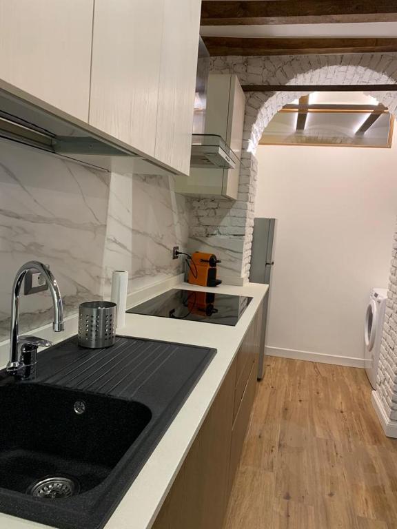 A kitchen or kitchenette at Elegant Suite in Milan Center