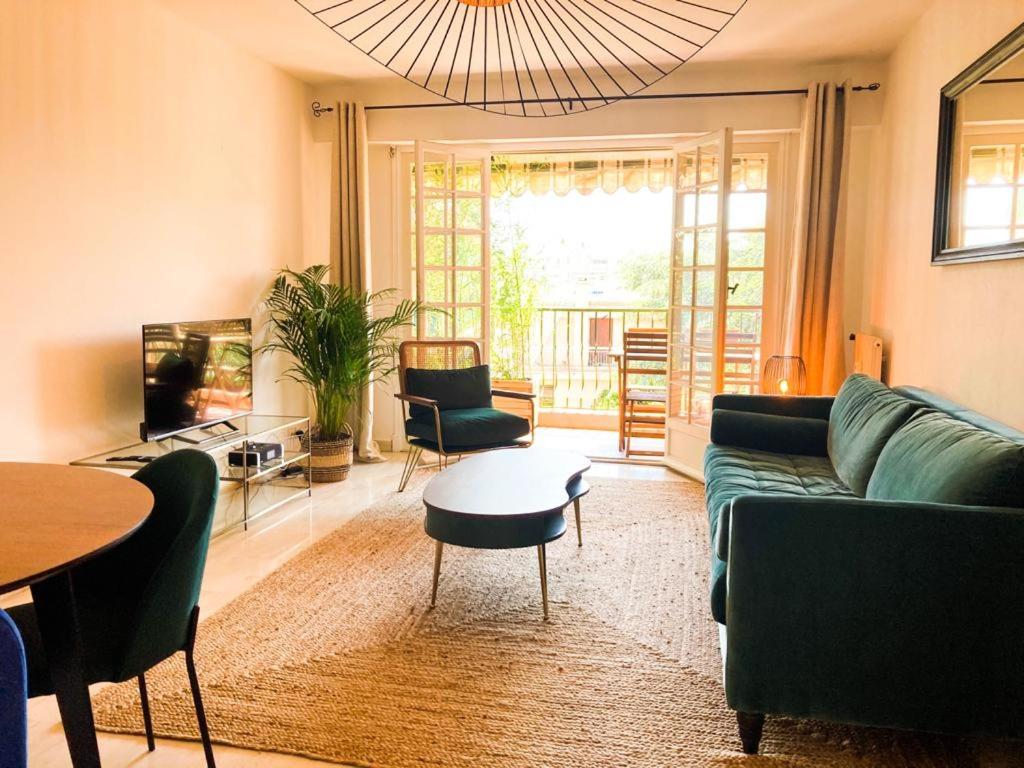 un salon avec un canapé et une table dans l'établissement Résidence Le Castille, à Nice