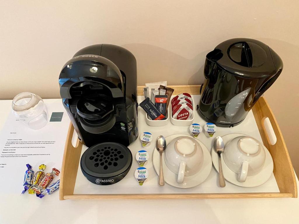 Příslušenství pro přípravu čaje a kávy v ubytování Feeney's Audubon Lodge