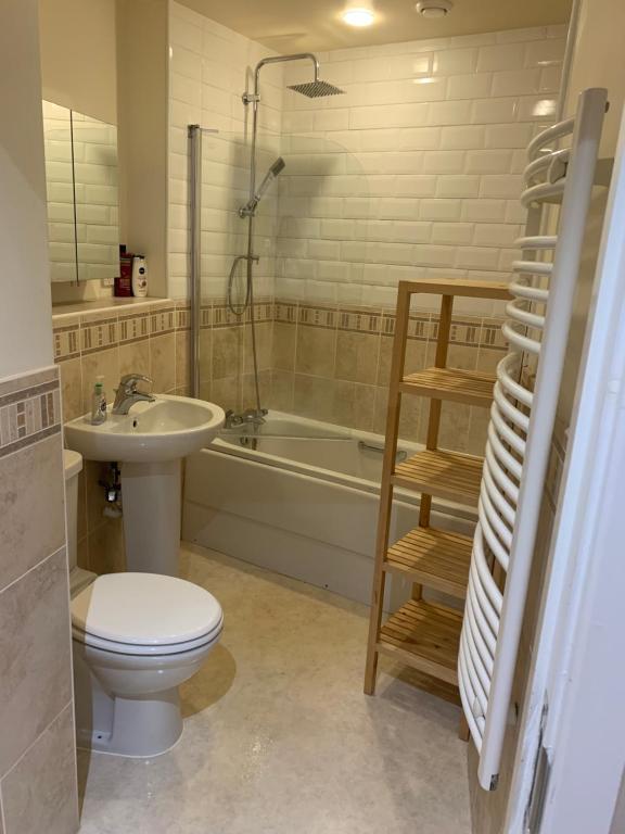 A bathroom at Entire town centre 2 bedroom apartment very close to beach