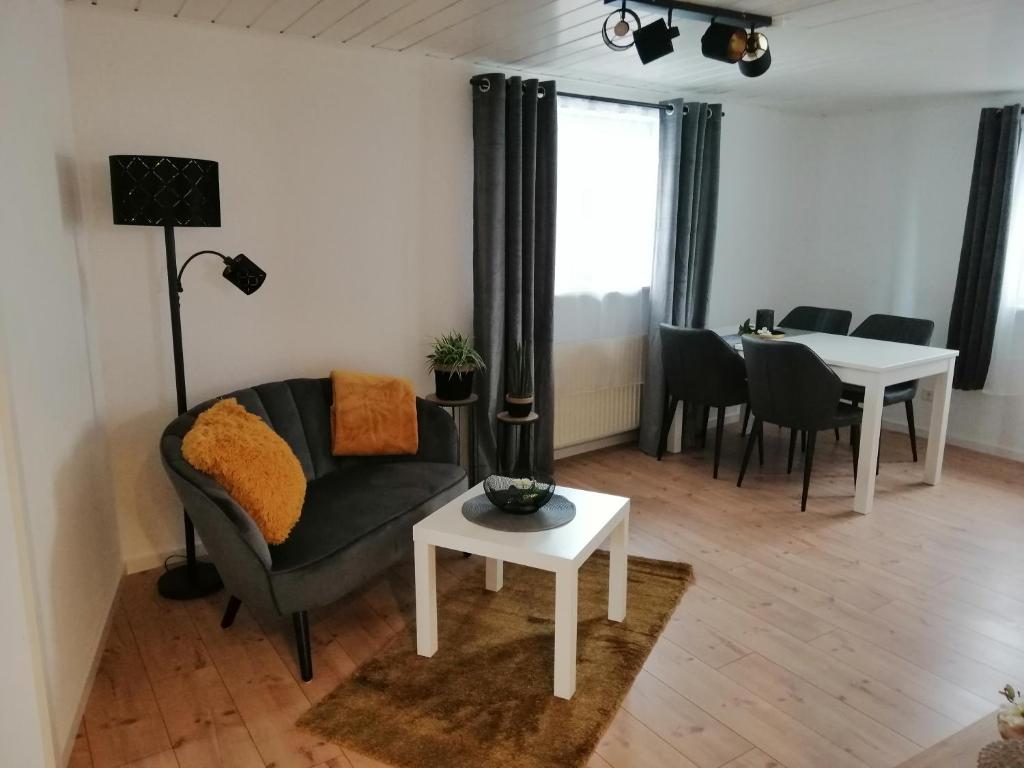 ein Wohnzimmer mit einem Sofa und einem Tisch in der Unterkunft Ferienwohnung Benz in Klingenmünster