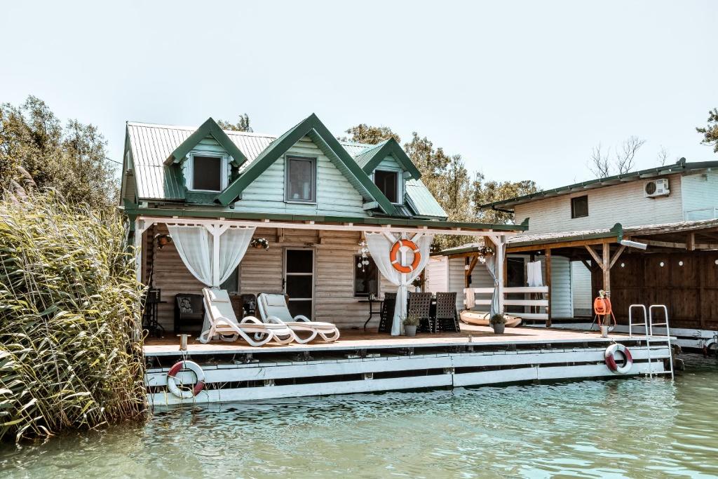 una casa en un muelle sobre un cuerpo de agua en Sojenica Ivona en Ulcinj