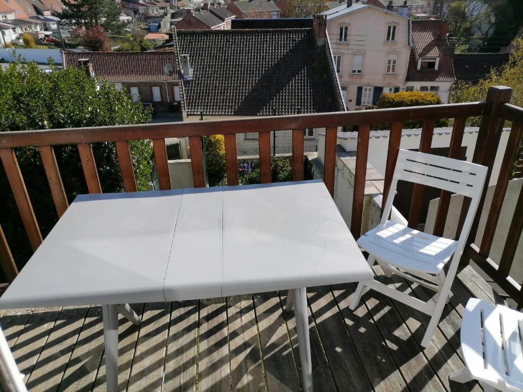 a white table and two chairs on a balcony at Gite Louvre Opale in Desvres