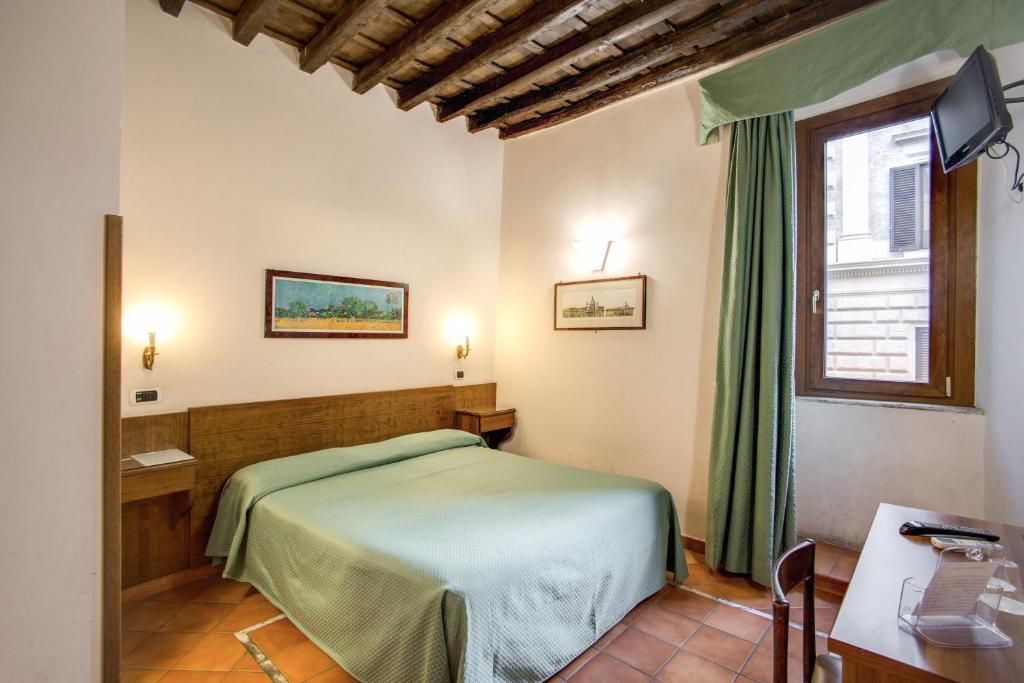 a bedroom with a green bed and a window at PRIMAVERA GH in Rome