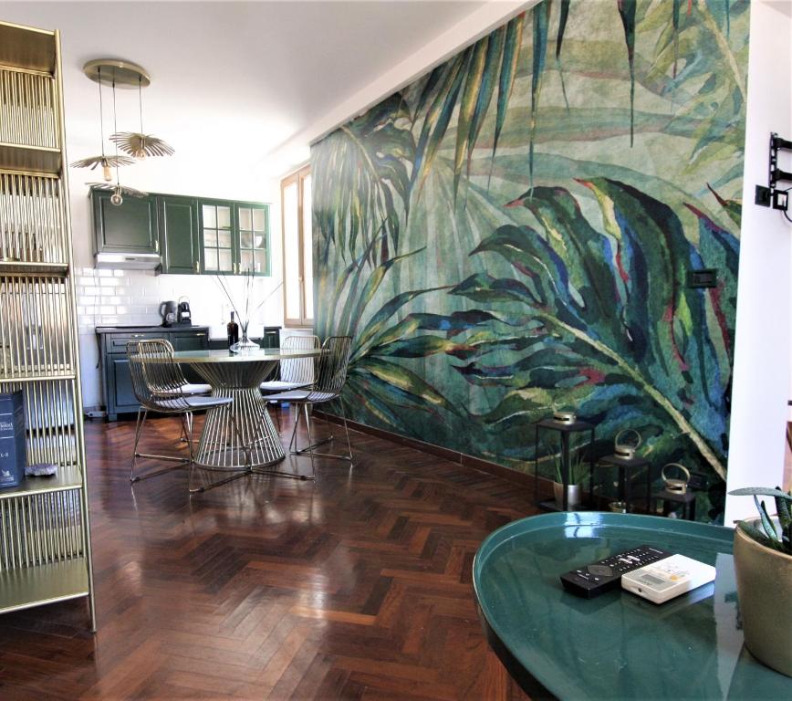 AN Deluxe Suites في أنكونا: غرفة معيشة مع لوحة كبيرة على الحائط