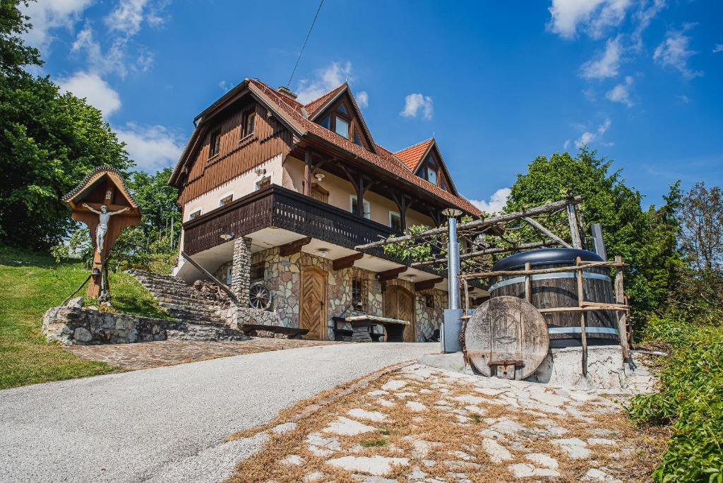 Authentic Countryside Villa with Hot tub في Veliki Kamen: منزل خشبي كبير مع وجود علامة أمامه