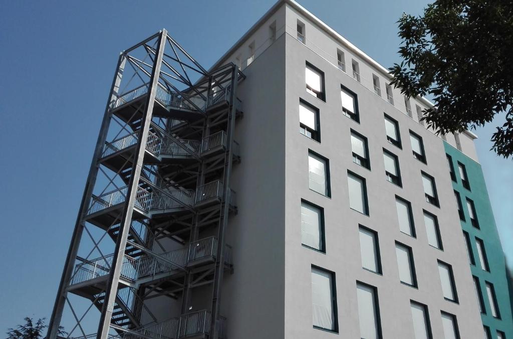 wysoki biały budynek z wyjściem pożarowym w obiekcie Novo Hotel Rossi w Weronie