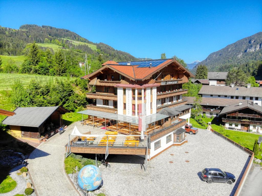 einen Blick über ein großes Gebäude mit einem Hof in der Unterkunft Hotel Schweizerhof in Oberau