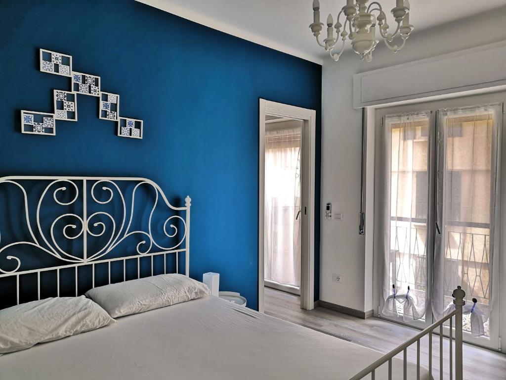 a blue bedroom with a bed and a blue wall at CasAgnese Sanremo in Sanremo