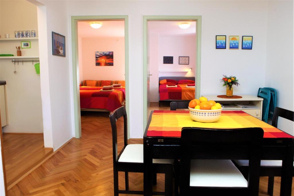 - une salle à manger avec une table et un bol de fruits dans l'établissement Spacious Piran Central Apartment for 5 Pax BG, à Piran