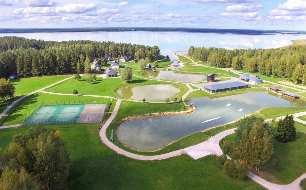 una vista aérea de un parque con un lago en Lejastiezumi, en Kuldīga
