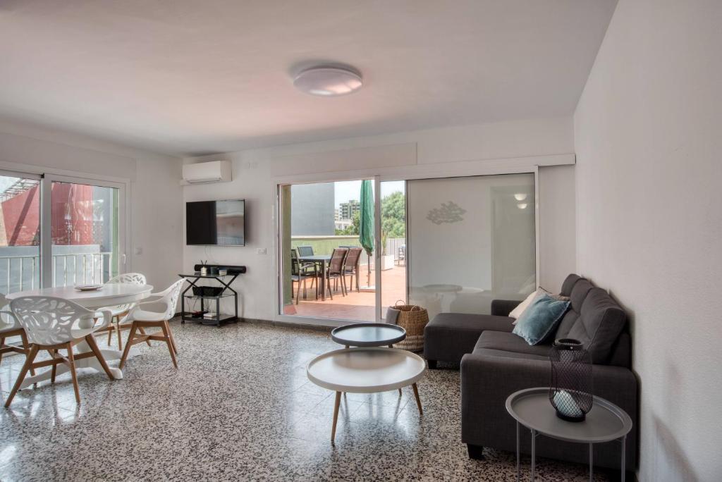 Zona d'estar a Albatros Apartament per 5 persones en ple centre amb gran terrassa i aparcament a 5 minuts de la Platja Gran