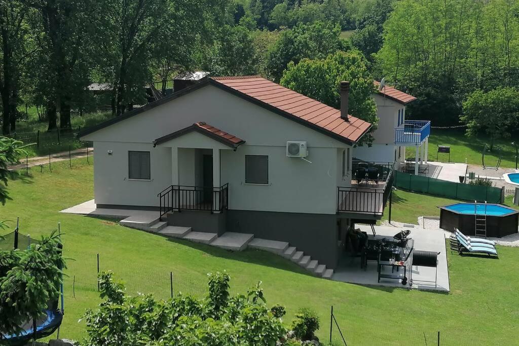uma pequena casa branca num quintal com piscina em Villa Lana (enjoy your privacy) em Nedeščina
