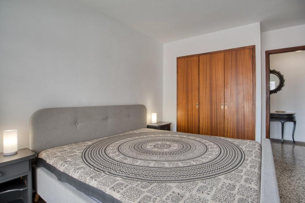 Posteľ alebo postele v izbe v ubytovaní Albatros Apartament per 5 persones en ple centre amb gran terrassa i aparcament a 5 minuts de la Platja Gran