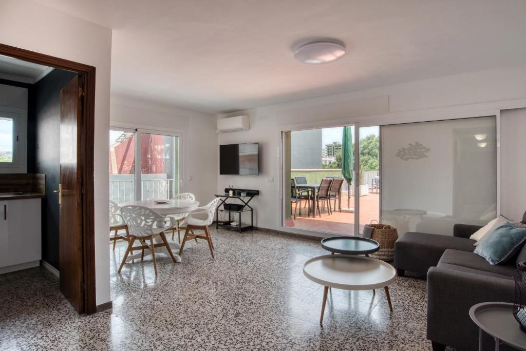 Televízia a/alebo spoločenská miestnosť v ubytovaní Albatros Apartament per 5 persones en ple centre amb gran terrassa i aparcament a 5 minuts de la Platja Gran